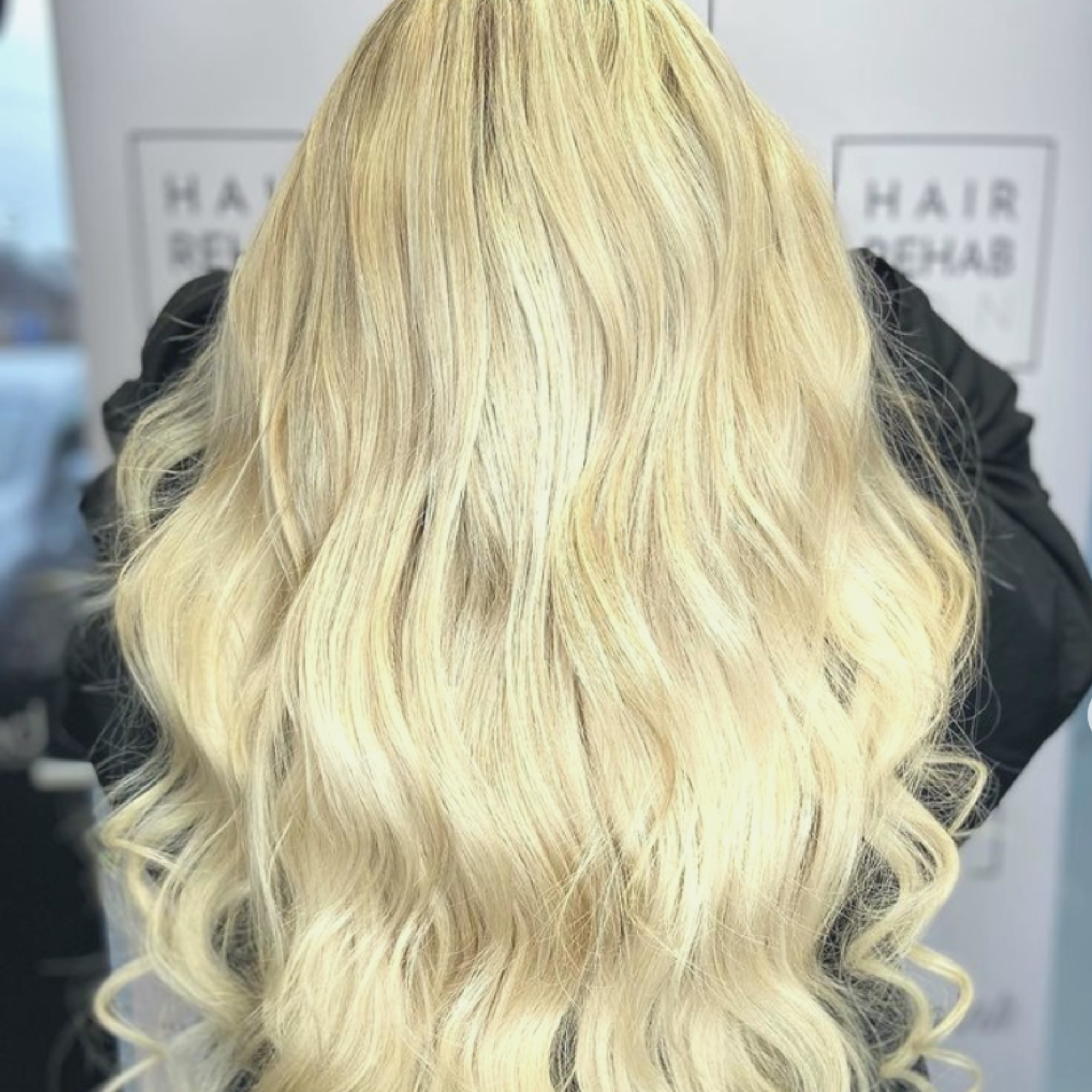 "customer wearing hair rehab london 24 inch ultimate clip-in hair extensions in blonde shade"